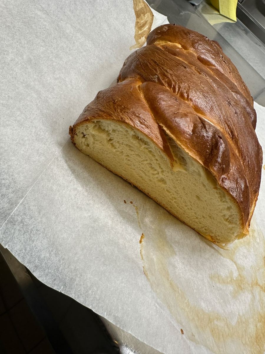 Angeschnittenes hausgebackenes Hefebrot mit glänzender Kruste und heller Krume