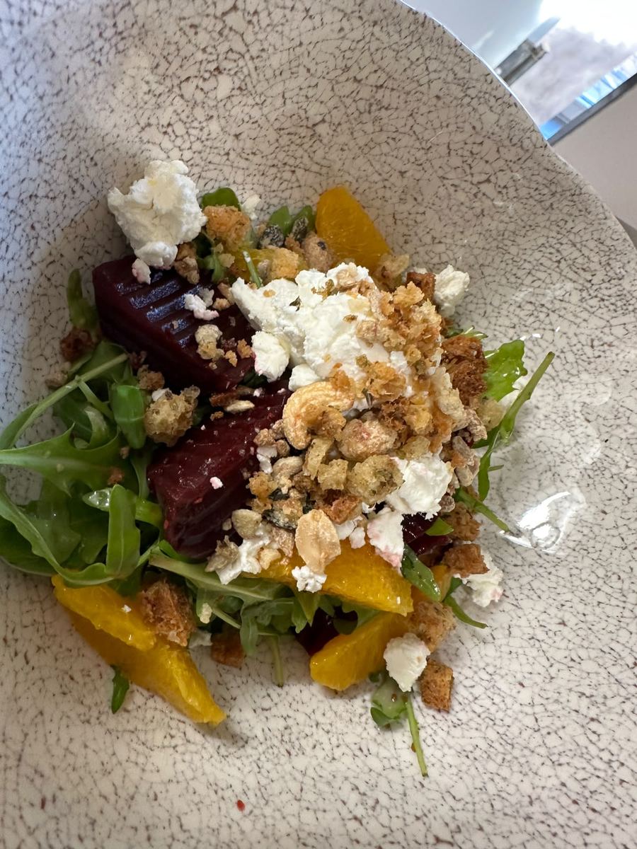 Salat mit Rucola, Roter Bete, gelber Bete, Schafskäse und gerösteten Kernen